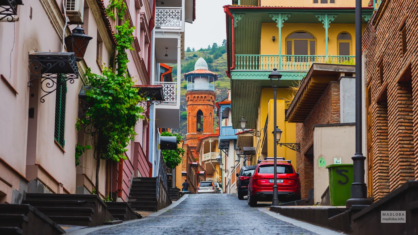 Узкие грузинские улочки, прогулки с Free Tours Tbilisi Hack