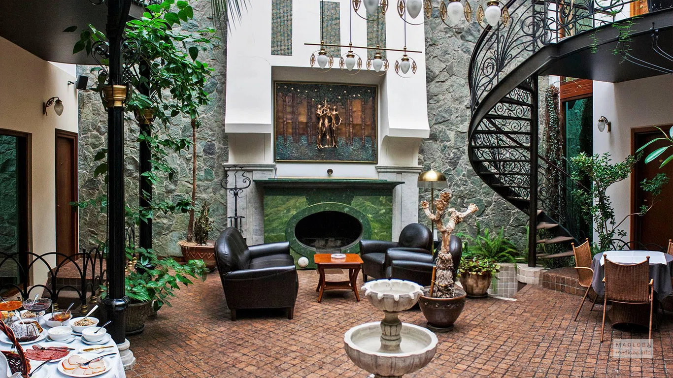 Холл Boutique Villa Mtiebi с фонтаном, камином, лестницей