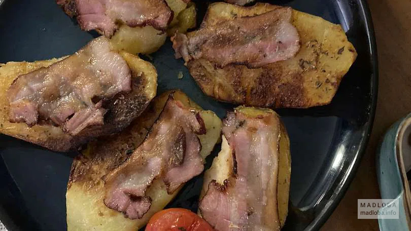 Печёный картофель с беконом