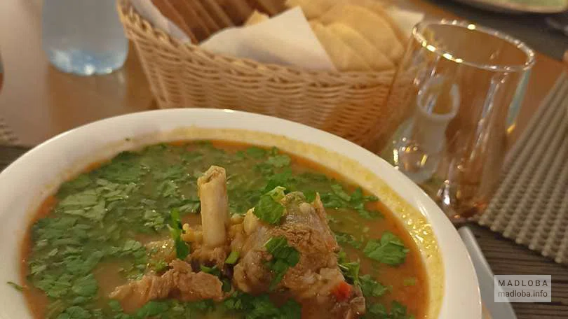 Подача супа с мясрм