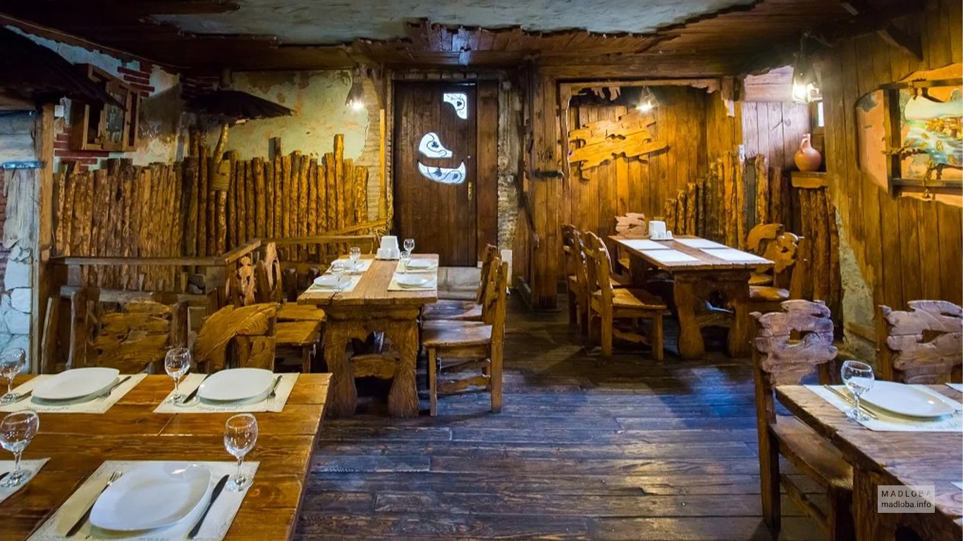 Стол для гостей в ресторане Bread&Wine