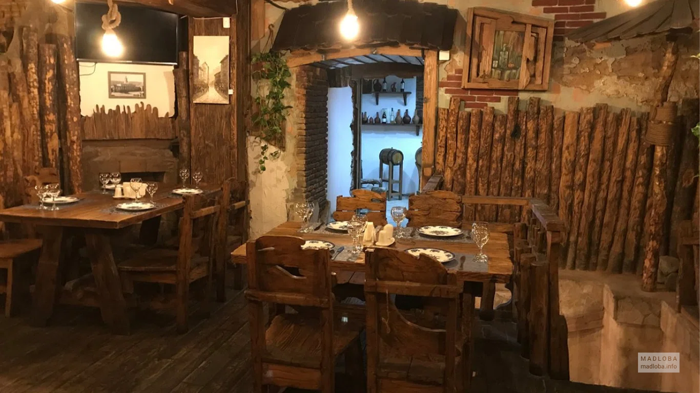 Стол для посетителей в ресторане Bread&Wine