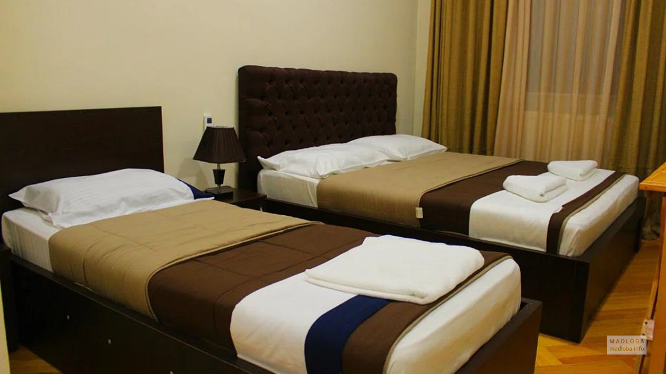 Интерьер спальни в номере Brok's Hotel