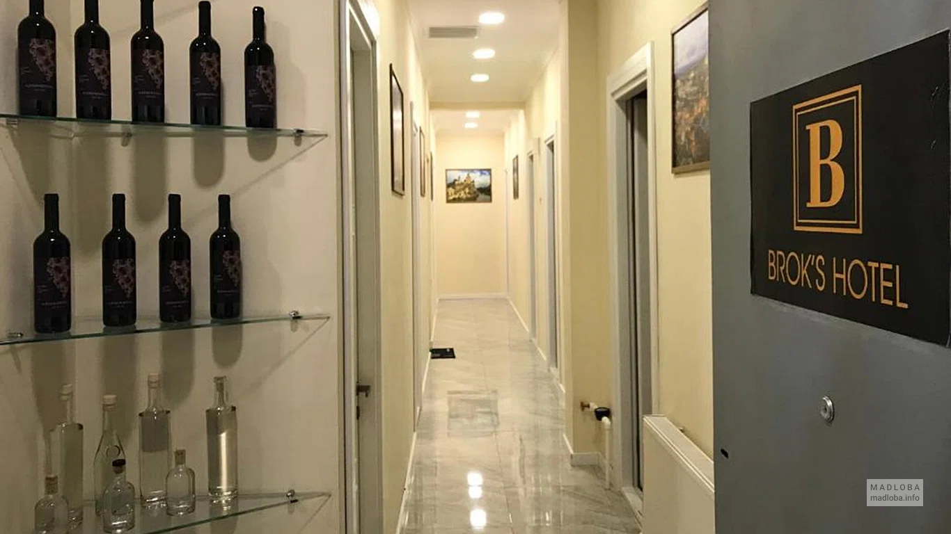 Коридор в Brok's Hotel