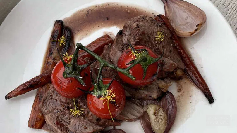 Подача мяса в Bu & Khari Wine Bar
