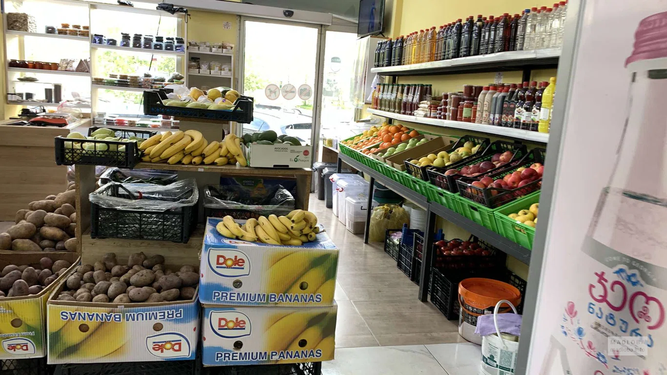 Овощи и фрукты в магазине Бухта