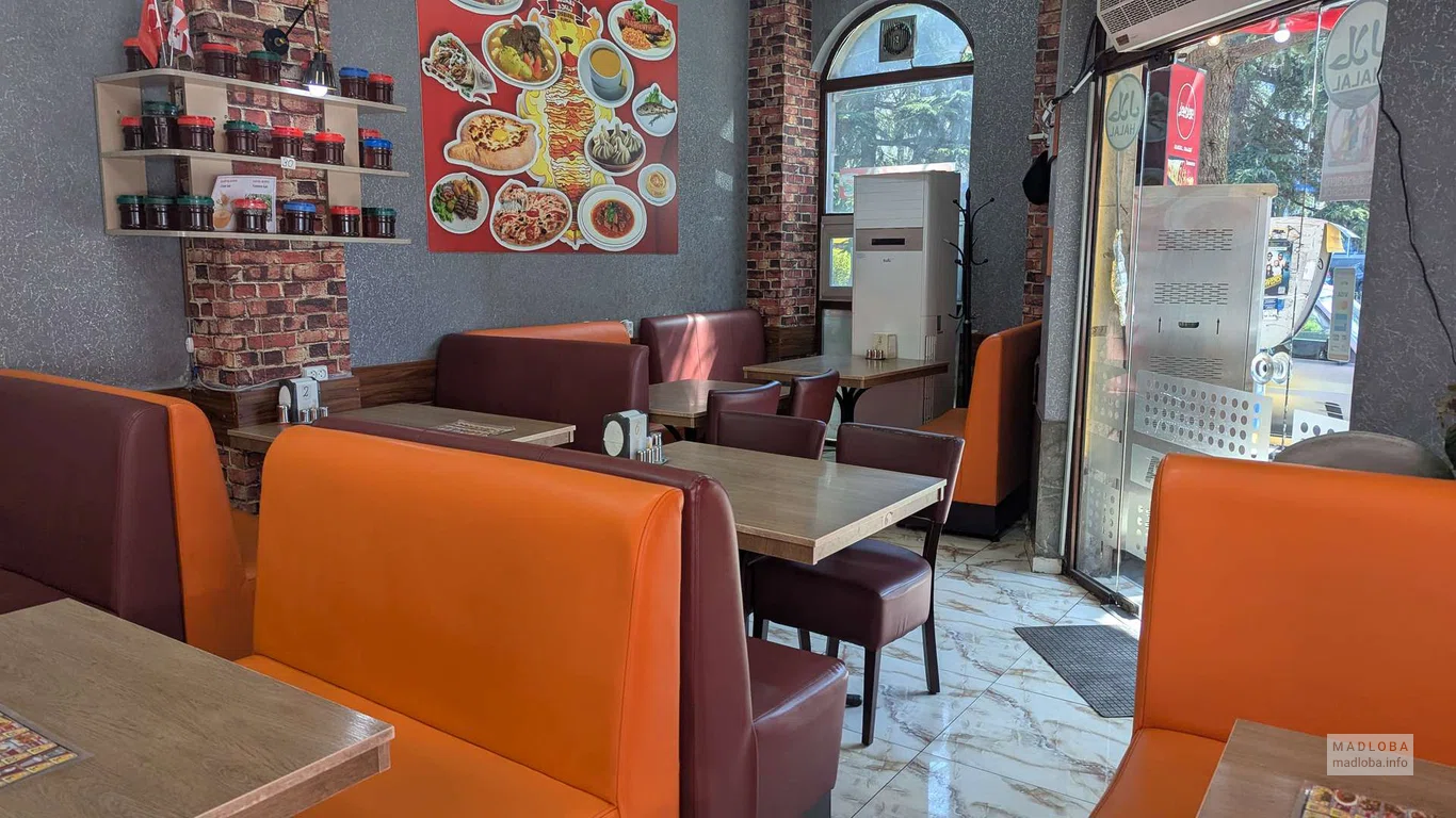 Столики в кафе Bursa