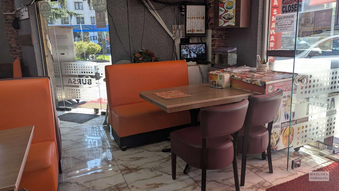 Мягкие стулья и диваны в кафе Bursa в Батуми