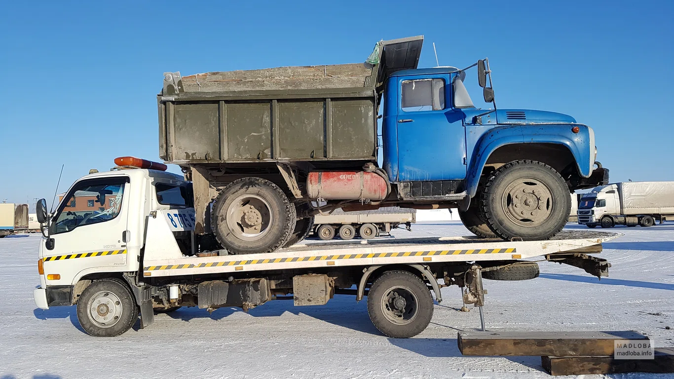 Грузовой автомобиль на эвакуаторе BuyAuto Грузия