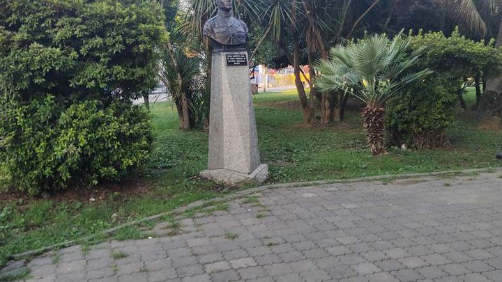 ისწრაფილ ჯინჭარაძის ბიუსტი