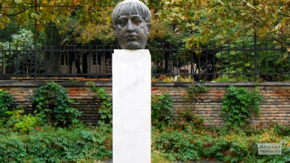 Бюст Тициана Табидзе