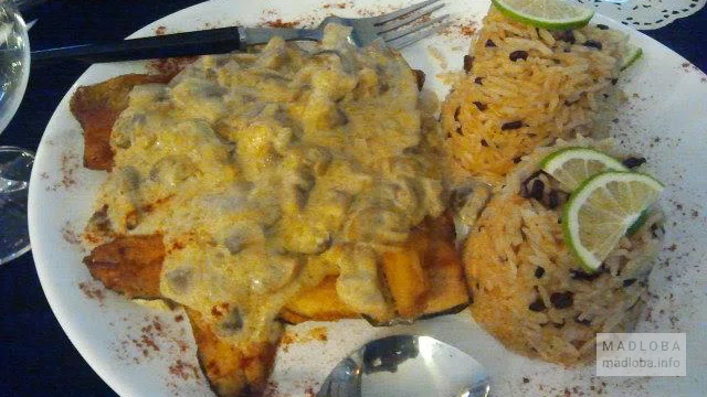 Блюдо национальной кухни в Cafe Corner