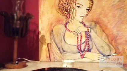 Рисунки на стенах в Cafe 1904 в Грузии