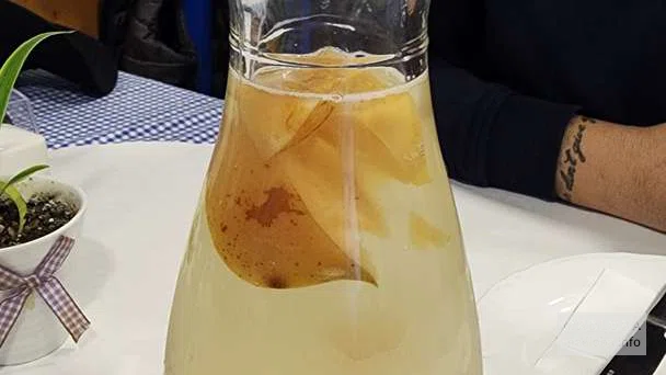 Подача компота из груши в кафе Elada Cafe