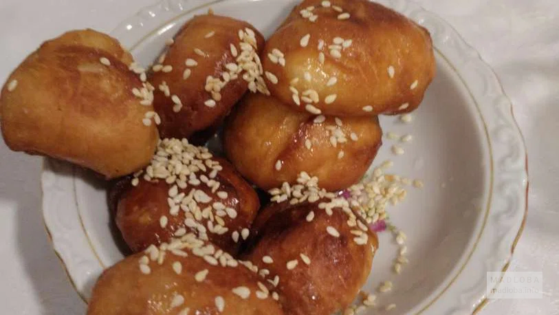Сладкие пончики в кафе Elada Cafe