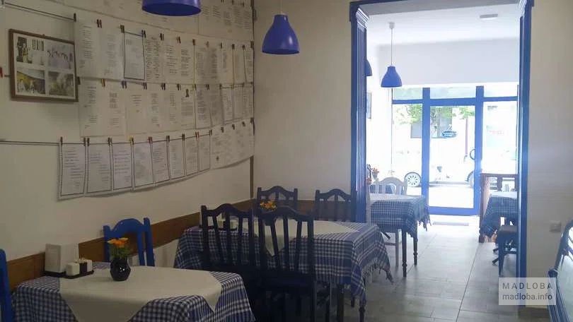 Зал со столиками в кафе Elada Cafe