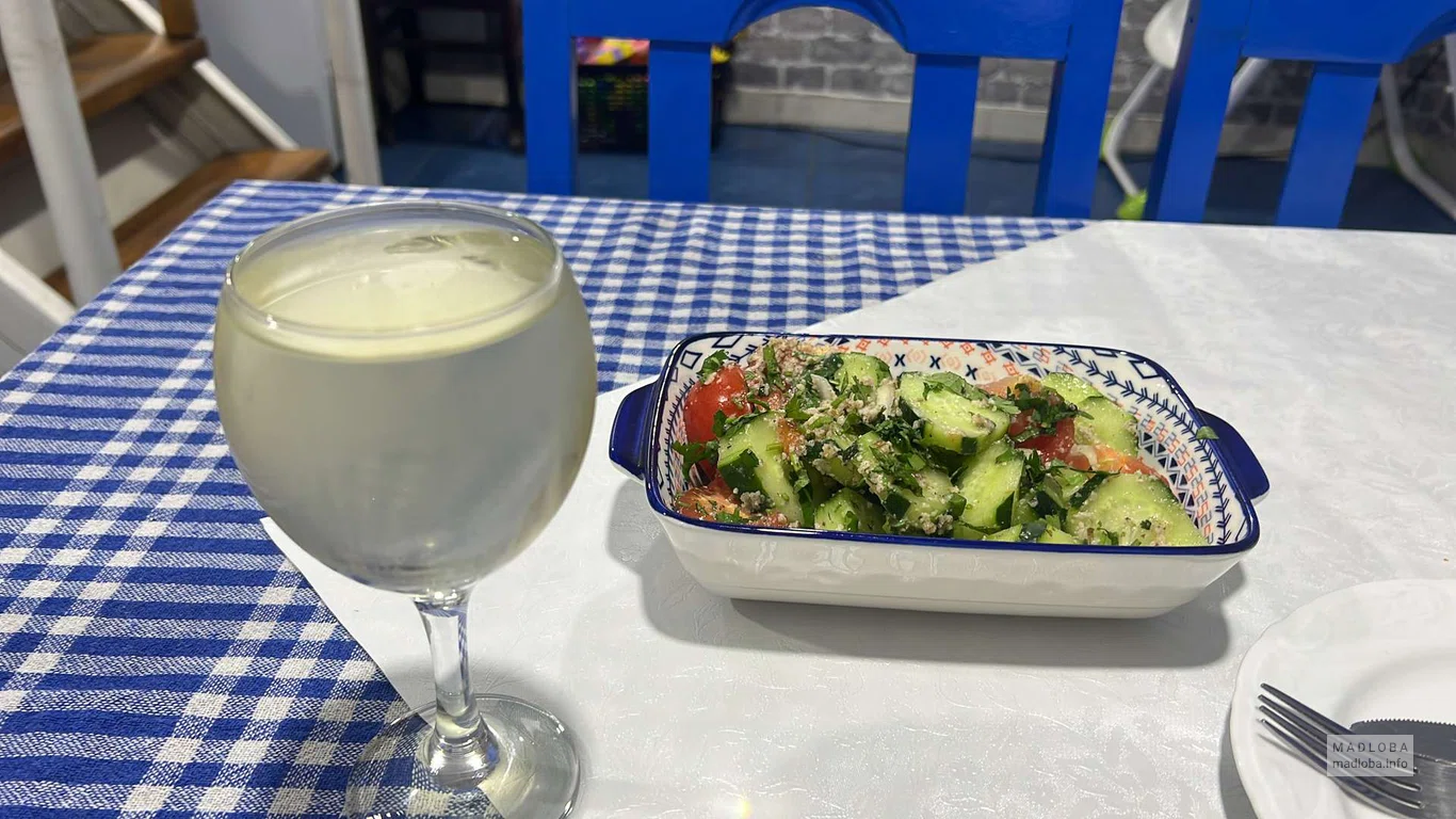 Подача салата в кафе Elada Cafe