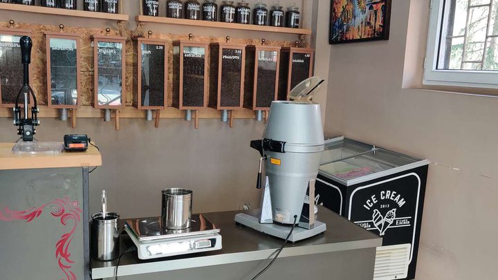Cafe Escala (ул. Парнаваз Мепе 162)