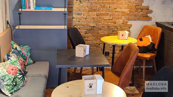Столик в Cafe Grotto