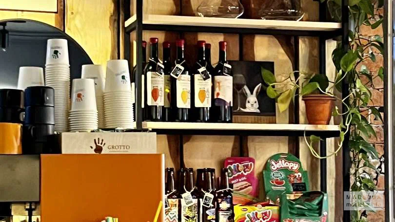 Алкоголь в баре Cafe Grotto