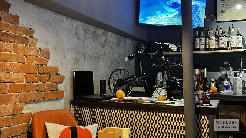 Столик у стойки в Cafe Grotto