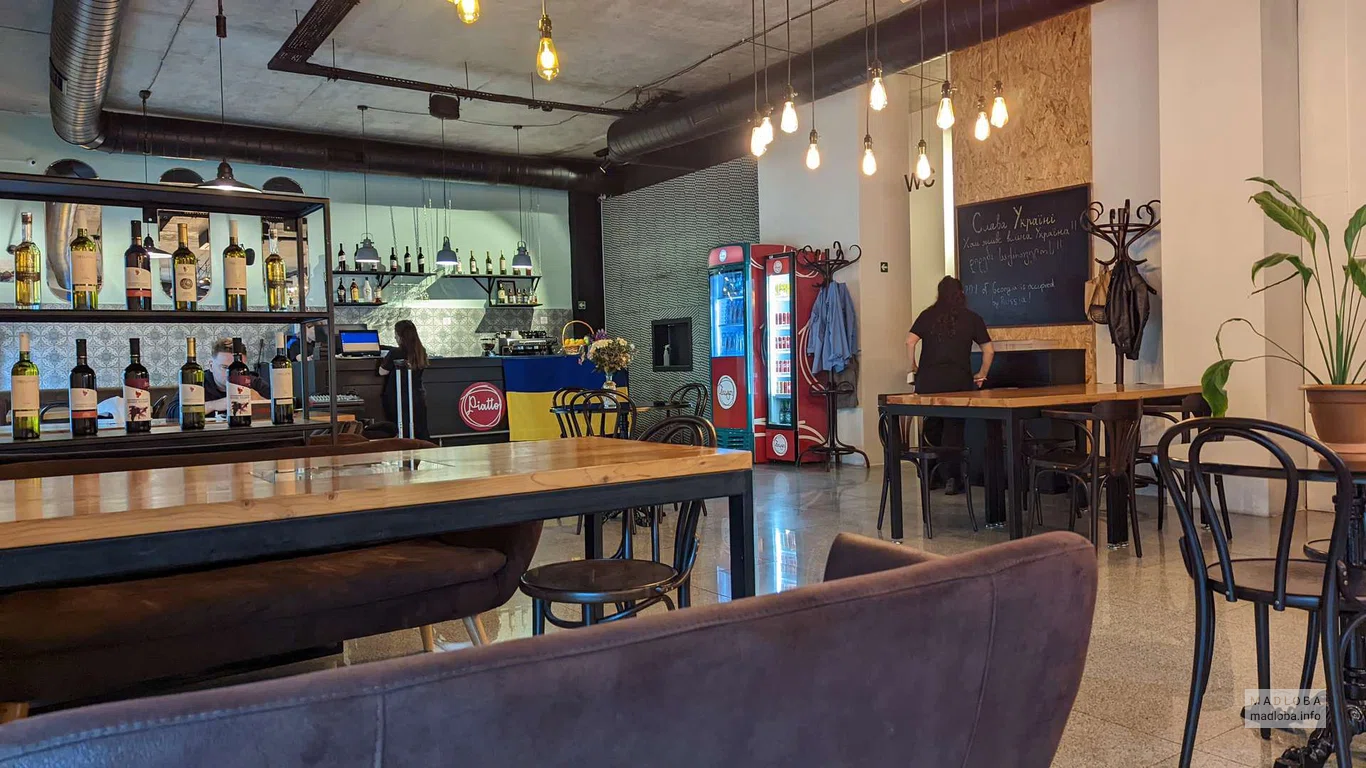 Вид зала в кафе Cafe Piatto