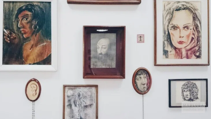 Стена с картинами в Café Salon 25 th Frame