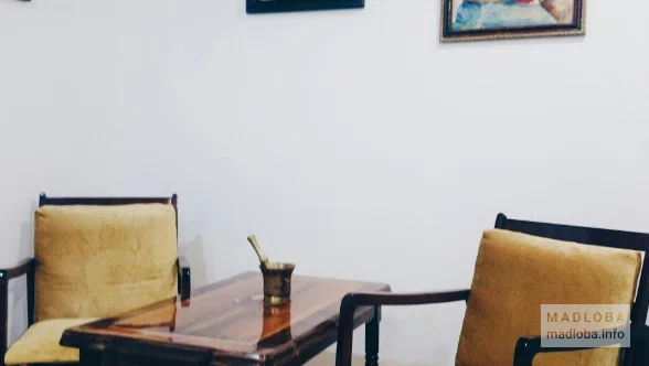 Стол в Café Salon 25 th Frame
