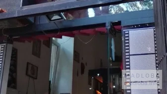 Вход в Café Salon 25 th Frame