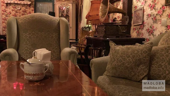 Убранство Café le toit в Тбилиси