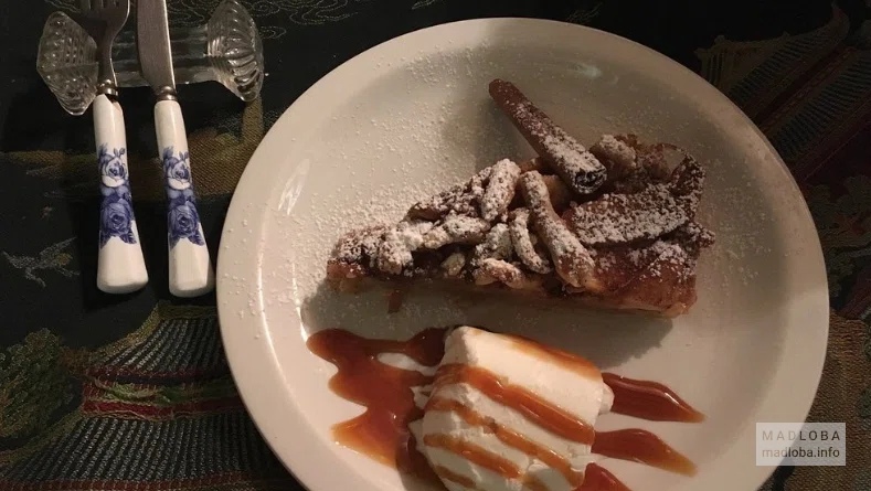 Подача десерта в Café le toit