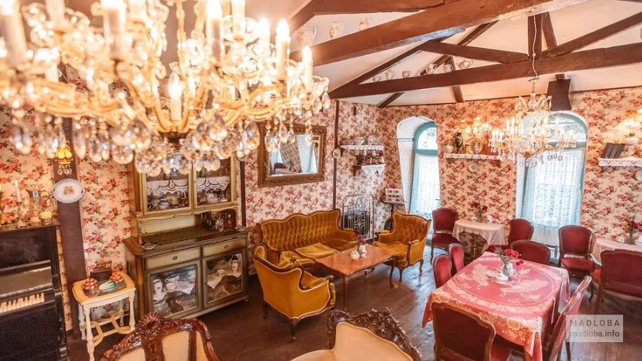 Интерьер Café le toit в Тбилиси