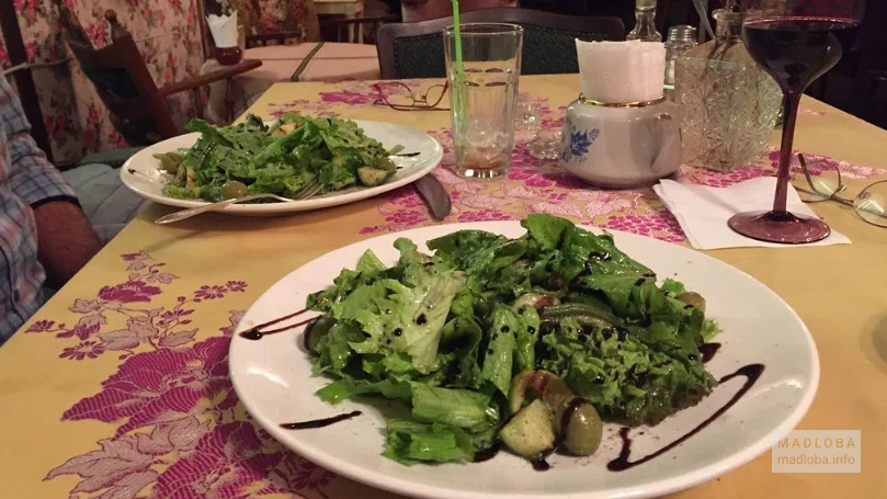 Блюда европейской кухни в кафе на крыше