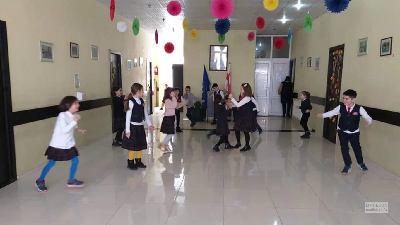 Перемена в школе Кандид