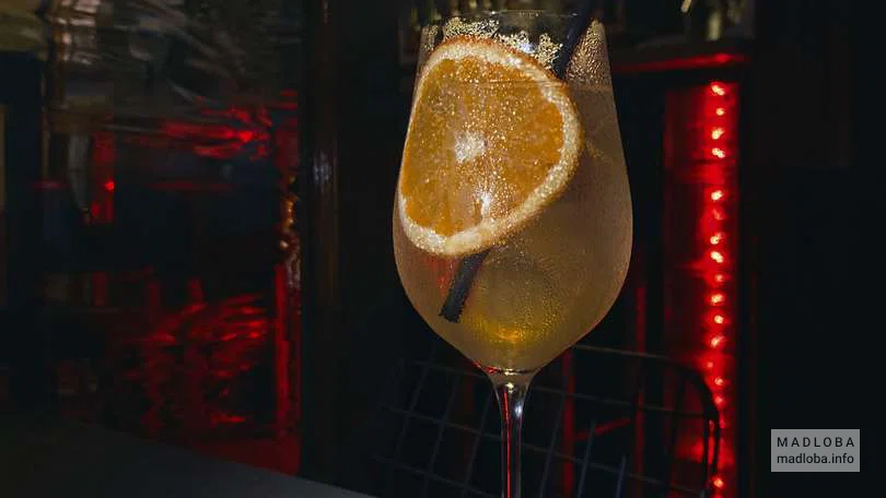 Подача напитка в Can't Stop Bar