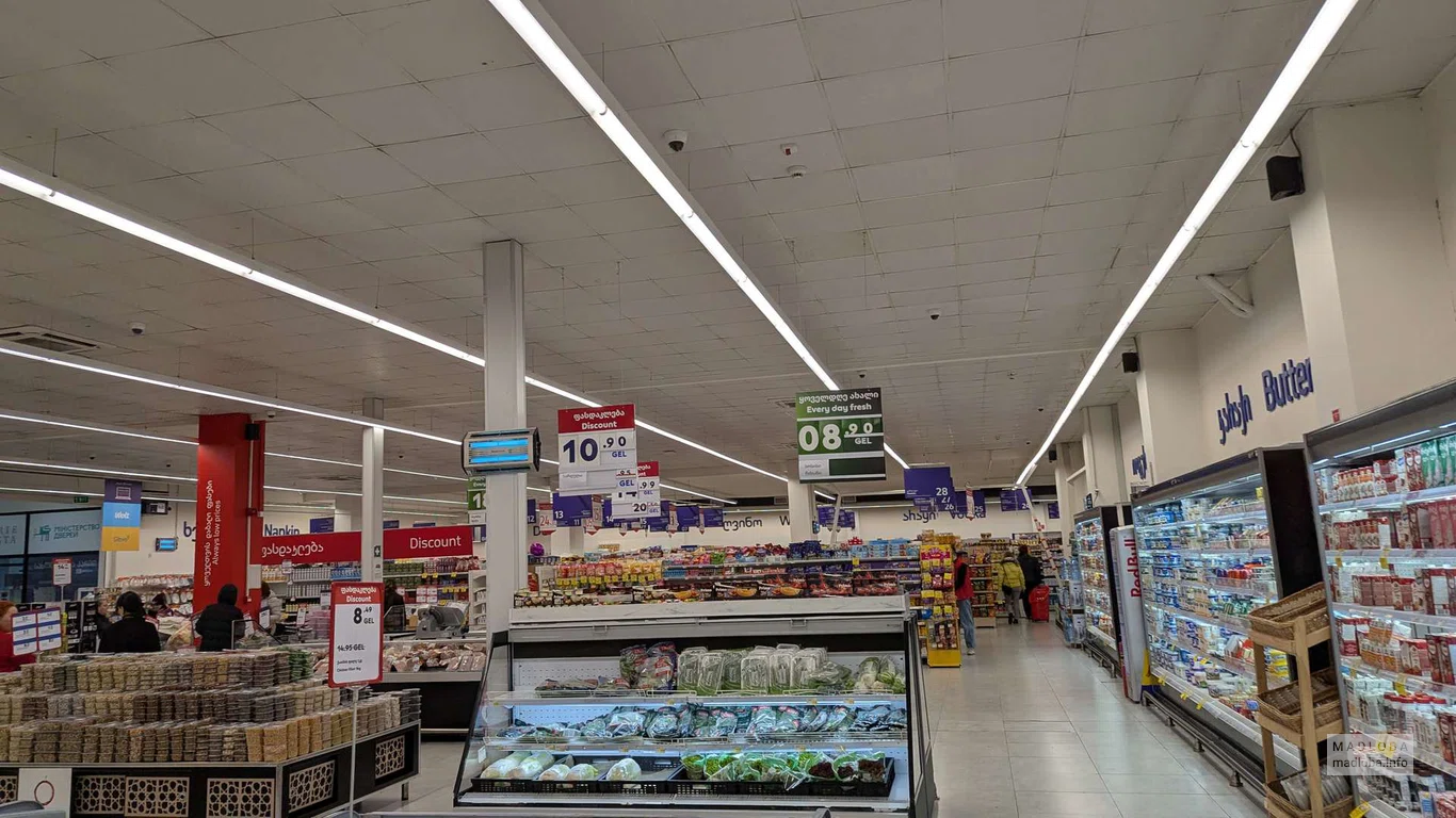 полки с продуктами в магазине продуктов "Carrefour" в Батуми