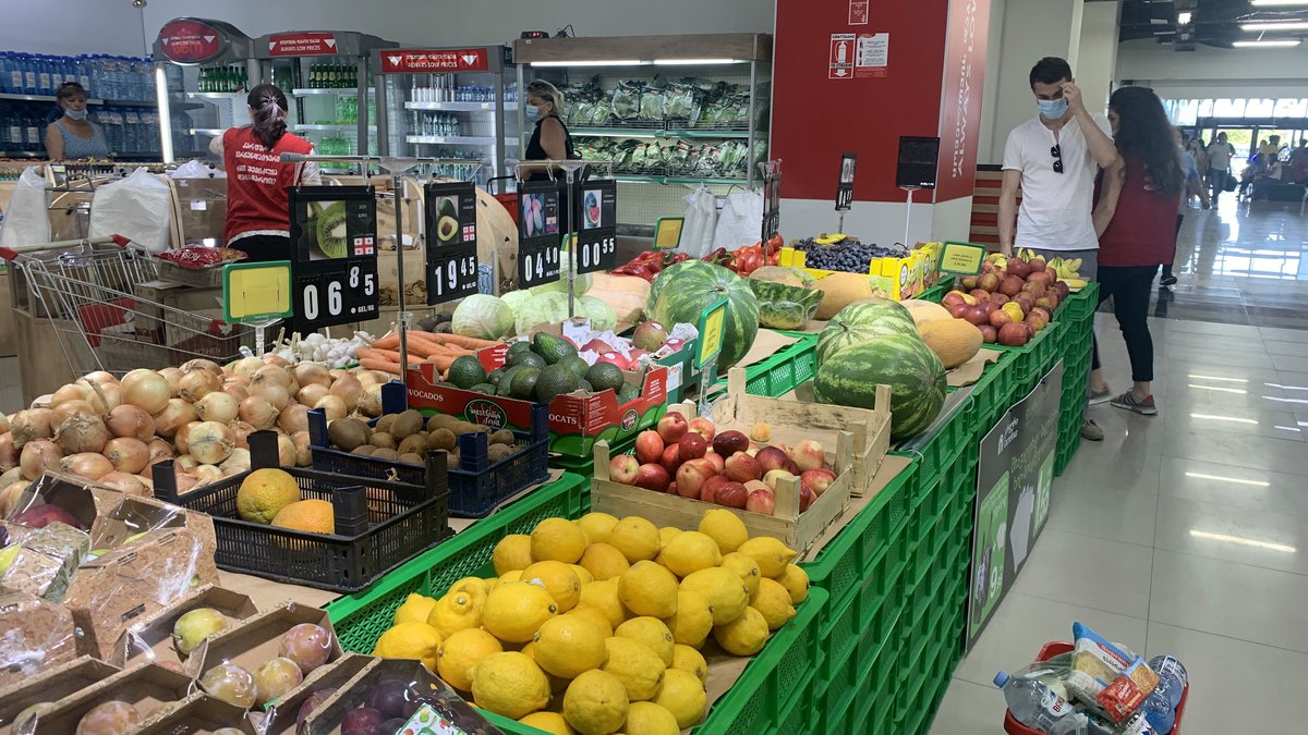 Овощи на прилавке в Carrefour Market