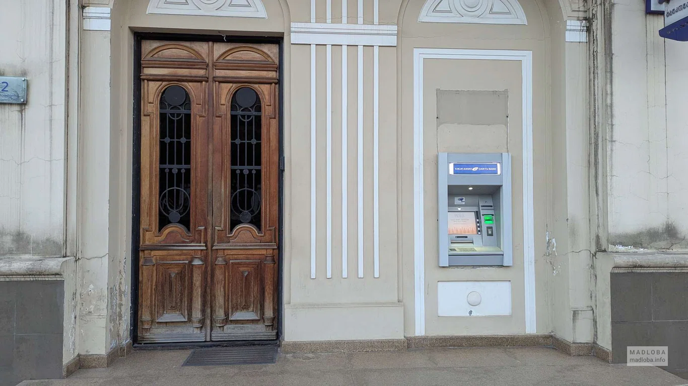 вход в отделение Cartu Bank на ул. Грибоедова 2А