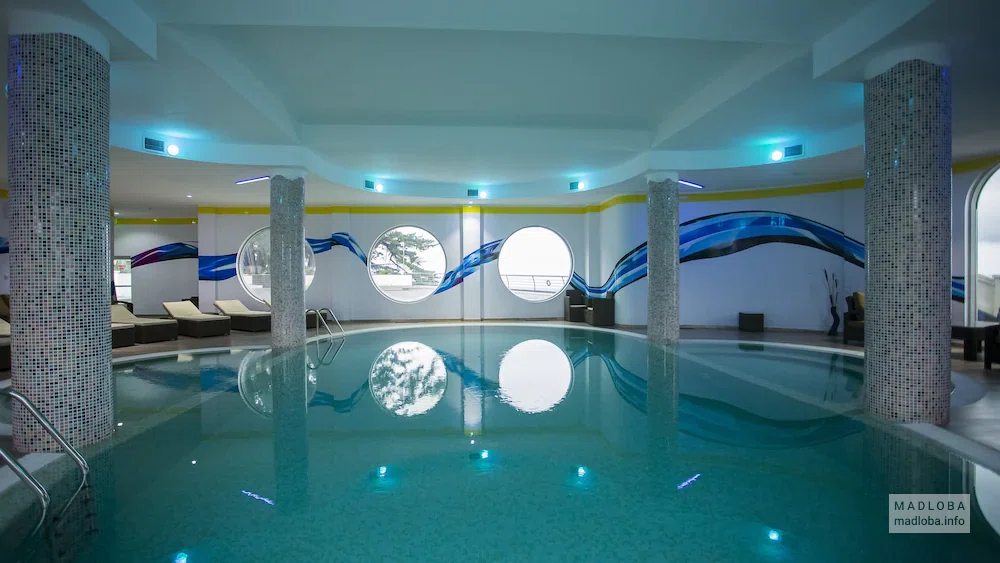 Бассейн в "Castello Mare Hotel & Wellness Resort"