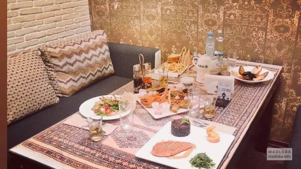 Стол с грузинской едой Chaikhana N1