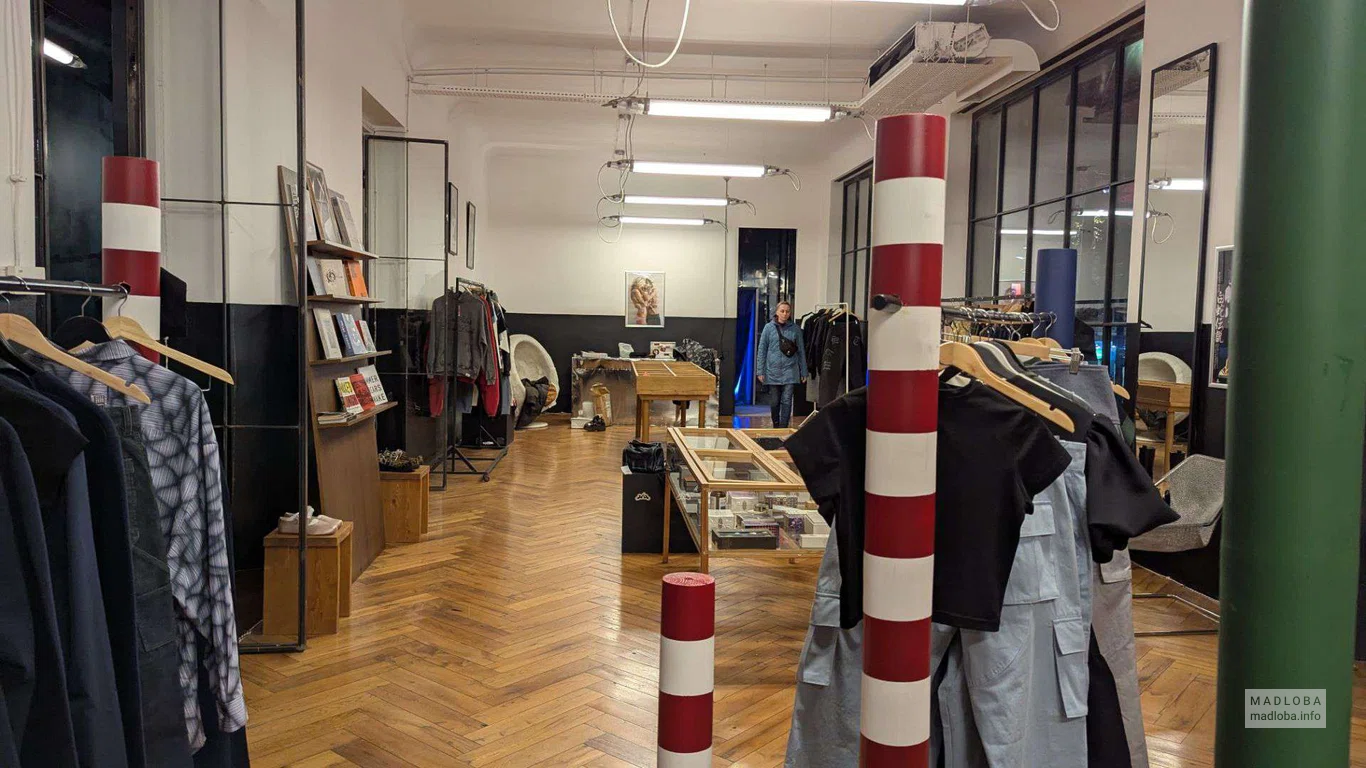 интерьер в магазине Chaos Concept Store