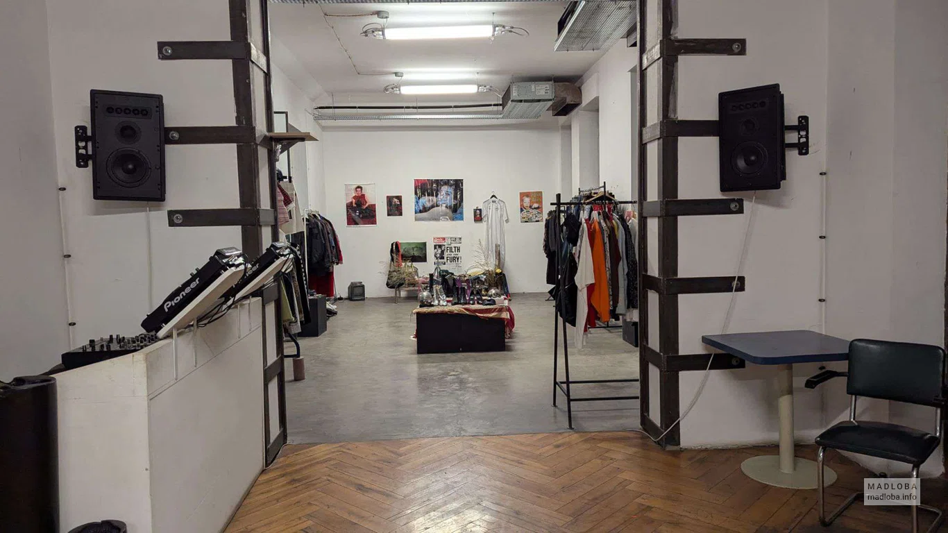 Chaos Concept Store в отеле Стамба на 2 этаже