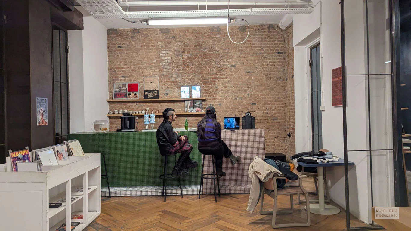 продавцы -консультанты в бутике Chaos Concept Store