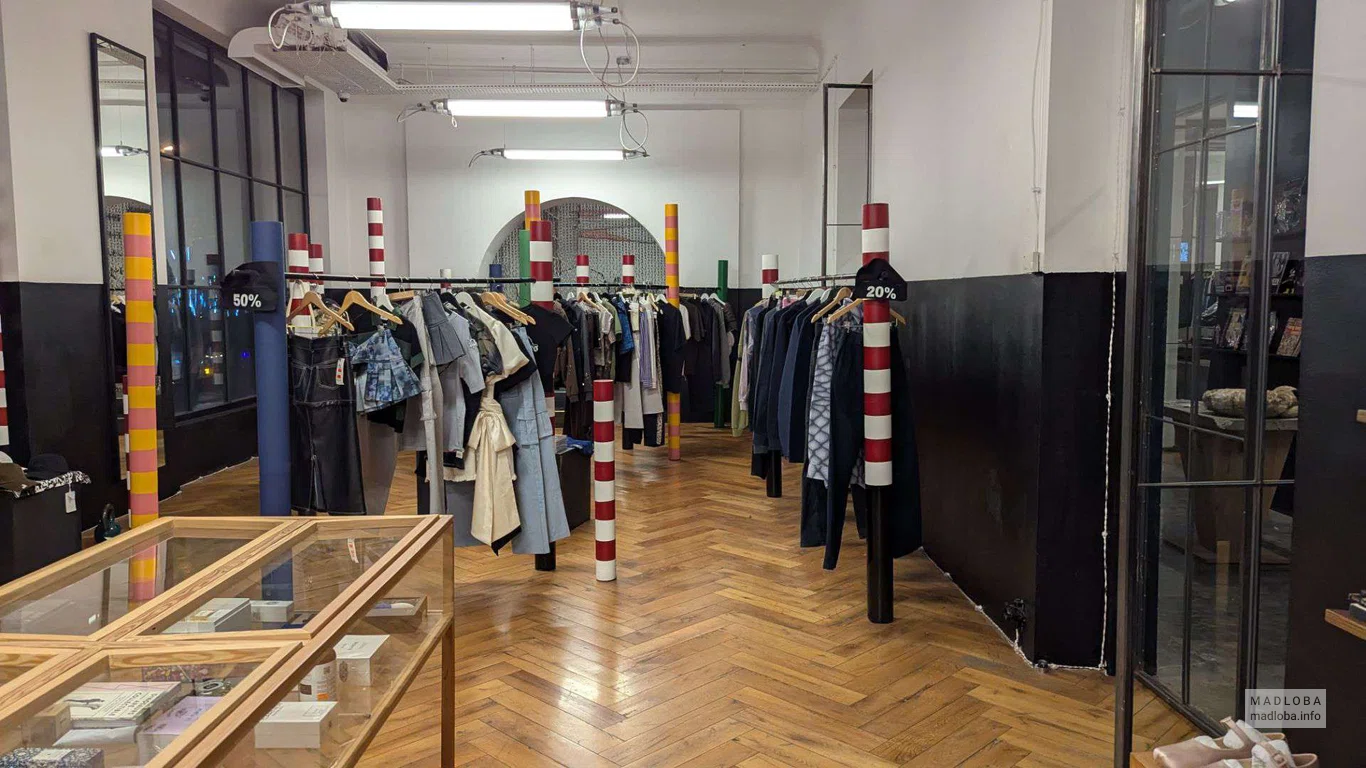 скидки на одежду в магазине Chaos Concept Store