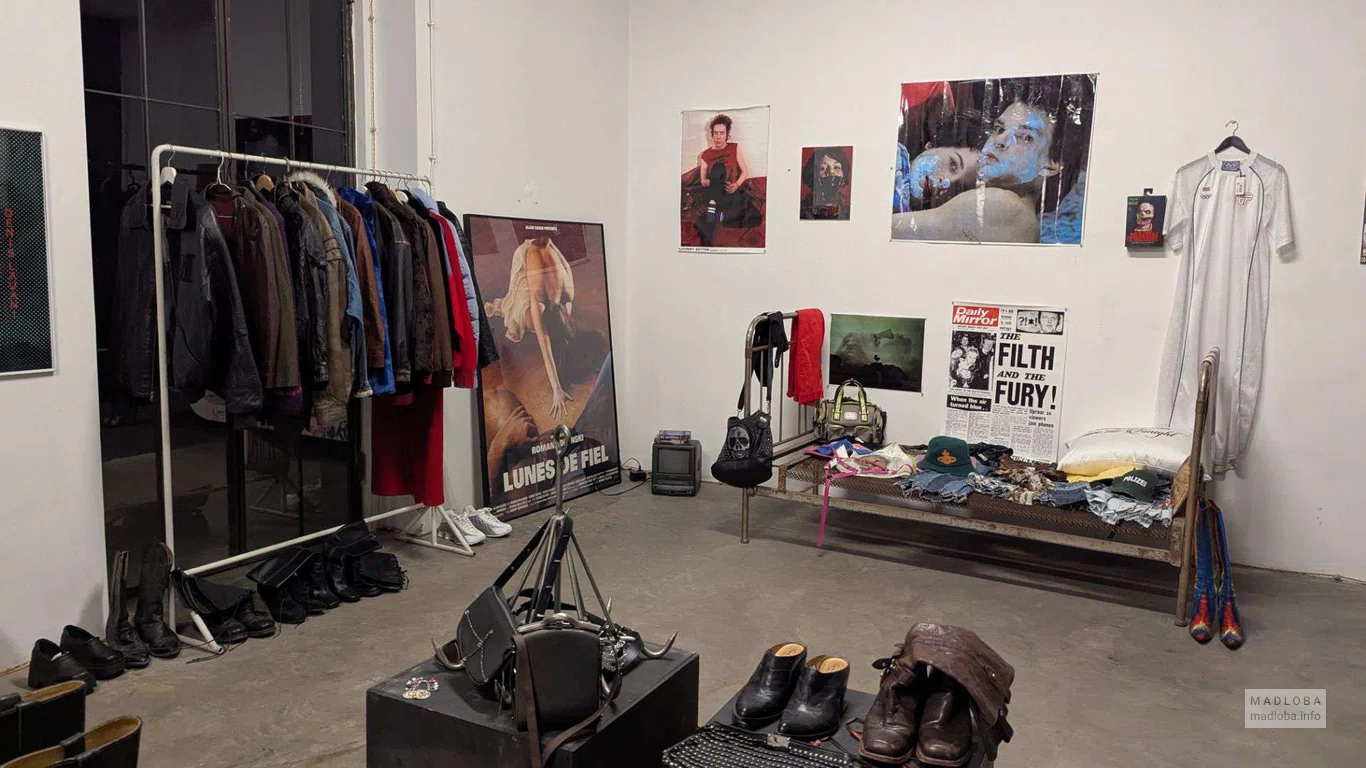 одежда и обувь в магазине Chaos Concept Store в Стамбе