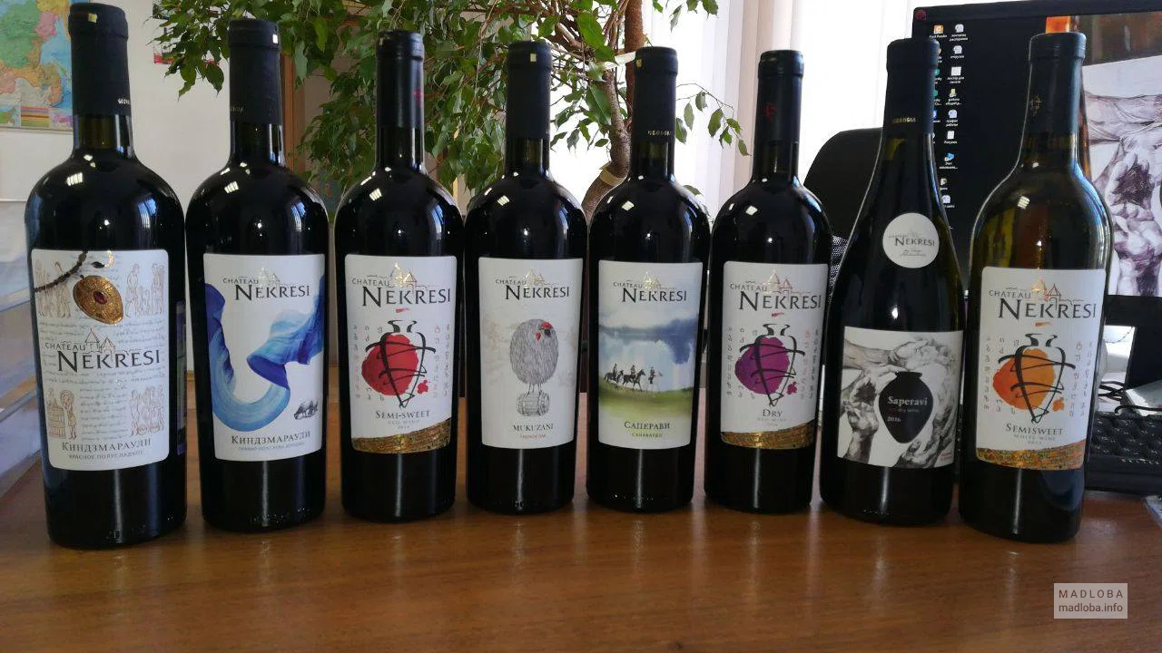 Ряд из бутылок вина в Chateau nekresi