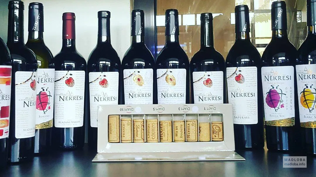 Коллекция бутылок вина в Chateau nekresi