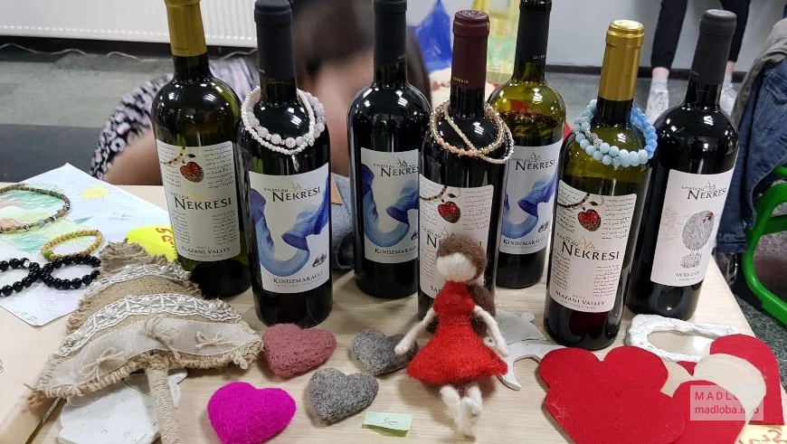 Винный бутылки с украшением в Chateau nekresi