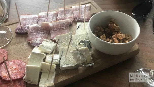 Сырная и мясная нарезка в винной студии Шато Мухрани