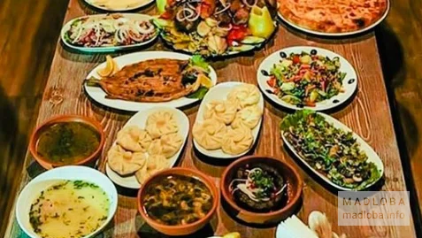 Праздничный стол в кафе «Чебуреки, хачапури»